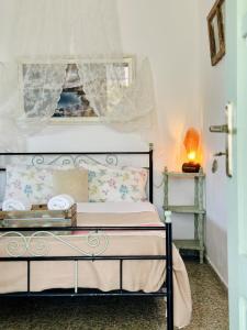 1 dormitorio con 1 cama con lámpara. en Errika's Sweet Home en Provatas