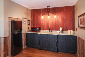 Kuchyň nebo kuchyňský kout v ubytování Among The Clouds by Stony Brook Cabins