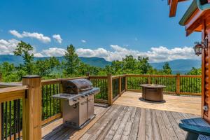 een grill op een terras met uitzicht op de bergen bij Pinnacle View Lodge by Stony Brook Cabins in Gatlinburg