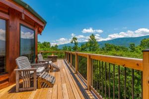een terras met stoelen en uitzicht op de bergen bij Pinnacle View Lodge by Stony Brook Cabins in Gatlinburg