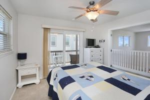 - une chambre avec un lit et un ventilateur de plafond dans l'établissement Beach Please by Pristine Properties Vacation Rentals, à Indian Pass