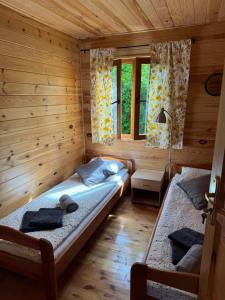 una camera con 2 letti in legno di FOLGI Domki Chłapowo a Władysławowo