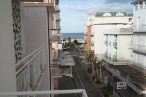 una vista da un balcone di una strada con edifici di Stupido Hotel Rimini a Rimini