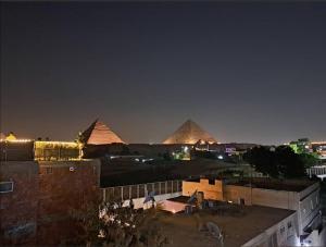 una vista de las pirámides de Giba por la noche en Capo Pyramid, en El Cairo