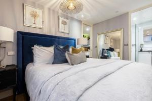 メルボルンにあるVAQUAY Mon Tresor In Melbourne CBDの大きな白いベッドと枕のある寝室