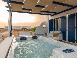 eine Whirlpool-Badewanne in der Mitte einer Terrasse in der Unterkunft Cycladic home in Paros in Kampos Paros