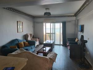 sala de estar con 2 sofás y TV en إطلالة مباشرة على البحر شاليه فندقي مكيف بحديقة خاصة راس سدر, en Ras Sedr