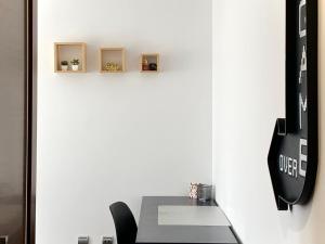 un ufficio con una scrivania con una chitarra su una parete di Torre Luxor a León