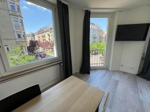 a room with a table and a large window at Downtown Deluxe Studio with Queen Bed BE-26 in Zürich