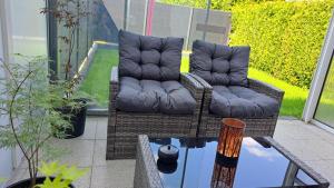 ホルン・バート・マインベルクにあるGemütliche Wohnung mit Gartenのバルコニー(椅子2脚、コーヒーテーブル付)