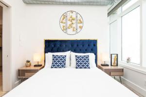 Postel nebo postele na pokoji v ubytování Sky-Rise Apartments + 256 fotografií