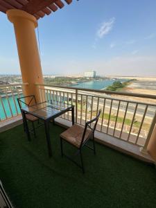 Μπαλκόνι ή βεράντα στο 2 Bedrooms APT in Marina tower sea view