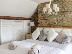sypialnia z dużym białym łóżkiem z poduszkami w obiekcie Foxbear w mieście Kingsbridge