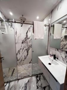 uma casa de banho com um chuveiro e um lavatório. em Luxury 3 bedroom panoramic views in Hotspot with Fibre Optic Wifi and Netflix em Tânger