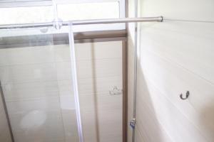 GuamalにあるCabaña ALJOSの窓付きのバスルーム(シャワーカーテン付)