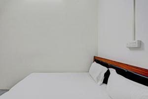 Кровать или кровати в номере SPOT ON ROYAL BLUE MOON HOTEL