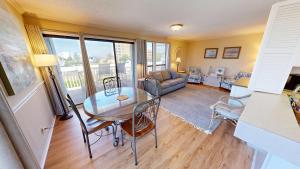 ein Wohnzimmer mit einem Tisch, Stühlen und einem Sofa in der Unterkunft Sandpiper Cove 2021 condo in Destin