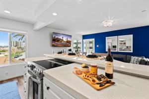 Dapur atau dapur kecil di LaJolla by the Sea- OCEAN VIEWS Beachside