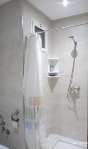 eine Dusche mit Duschvorhang im Bad in der Unterkunft Appartement proche de toutes les commodités, RESIDENCE MARWA in Oulad Yakoub