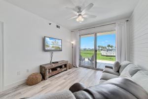 - un salon avec un canapé et une télévision dans l'établissement Harbor Cove Unit 111, à Orange Beach