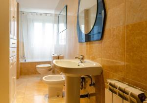 Bilik mandi di Hostal El Pozarron