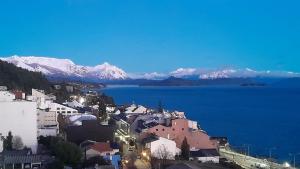 una ciudad con vistas al agua y a las montañas en Postal del Nahuel en San Carlos de Bariloche