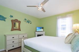 - une chambre avec un lit et un ventilateur de plafond dans l'établissement Sweet Home Apalachee by Pristine Properties Vacation Rentals, à Indian Pass