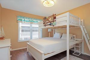 - une chambre avec des lits superposés et une échelle dans l'établissement Sweet Home Apalachee by Pristine Properties Vacation Rentals, à Indian Pass