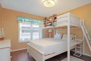 Una cama o camas en una habitación de Sweet Home Apalachee by Pristine Properties Vacation Rentals