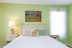 - une chambre avec un lit blanc et une fenêtre dans l'établissement Sweet Home Apalachee by Pristine Properties Vacation Rentals, à Indian Pass