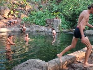 eine Gruppe von Menschen, die in einem Pool schwimmen in der Unterkunft Finca Magdalena Eco Lodge in Balgue