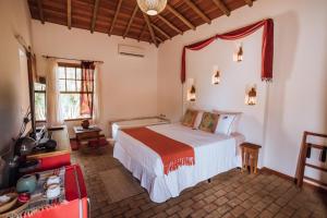- une chambre avec un lit dans l'établissement Pousada Terra Madre, à Ilhabela
