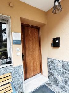 une porte en bois d'une maison avec une télévision sur celle-ci dans l'établissement Late Checkout Merano - 3 Zimmer, Sonnenterrasse, Garage, à Merano