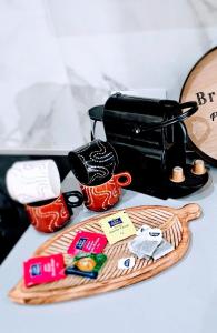 una mesa con una bandeja de comida y un bolso en Paradis Côtier 6 couchages en Antibes