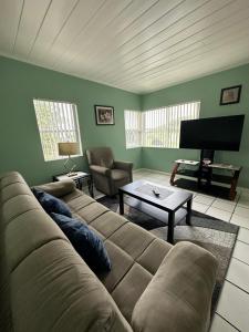 salon z kanapą i telewizorem w obiekcie Ocean Front Paradise Resort w mieście Melbourne