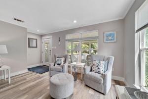 Posezení v ubytování Bear Point Cottage