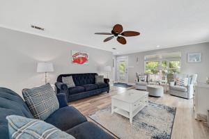 Posezení v ubytování Bear Point Cottage