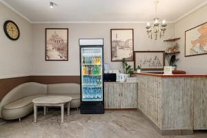 un magasin avec un refroidisseur de boissons dans une pièce dans l'établissement Готель Кайзер у Львові, à Lviv