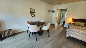 a room with a table and chairs and a bed at Zentral, Gemütlich, Waldnah in Gevelsberg