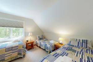 橡樹崖鎮的住宿－Set Sail，一间卧室设有两张床和窗户。