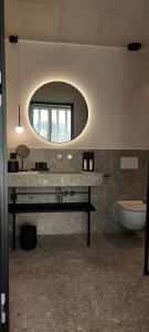 カルダーロにあるView - AgriSuitesのバスルーム(鏡、洗面台、トイレ付)