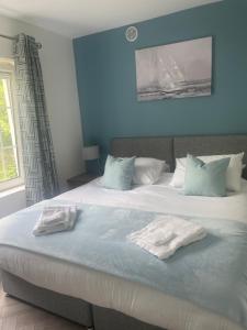 1 dormitorio con 1 cama grande y toallas. en Town Center Beautiful 2 Bed Apartment, en Kinsale