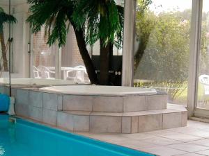 uma piscina com banheira de hidromassagem numa casa em 8 person holiday home in Asperup em Asperup