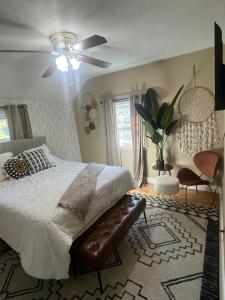 una camera da letto con un letto e un ventilatore a soffitto di Cozy 4bedroom Cottage with hotub/suana a Dundalk