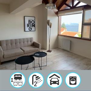 een woonkamer met een bank en een tafel bij CyclosApart - Bariloche in Bariloche