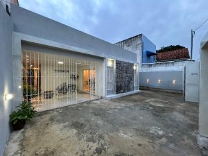 an empty parking lot in front of a building at Casa 600 Campina Grande in Campina Grande