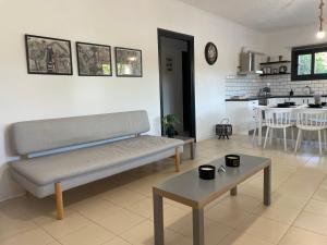 uma sala de estar com um sofá e uma mesa em Casa Posidonia em Corinto