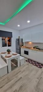 Kuchyň nebo kuchyňský kout v ubytování La Belle Home