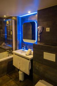 巴黎的住宿－貝斯維斯特阿爾格魯內申酒店，浴室配有水槽、淋浴和浴缸。