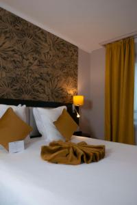巴黎的住宿－貝斯維斯特阿爾格魯內申酒店，一间卧室配有一张床铺,床上有毯子